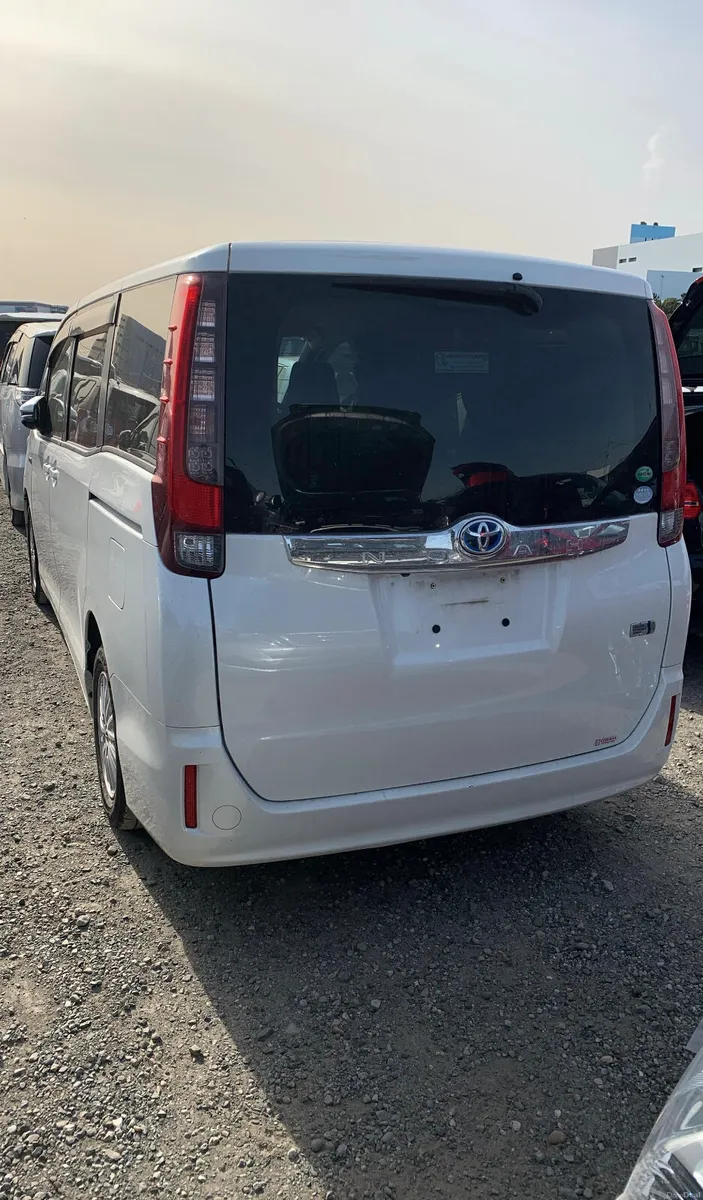 2014 Toyota Noah 1.8 Hybrid 7 SEATER - Image 4