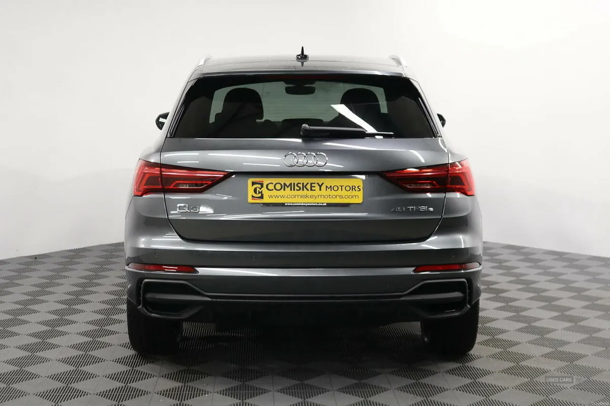 Audi Q3 TFSIe S line - Image 5