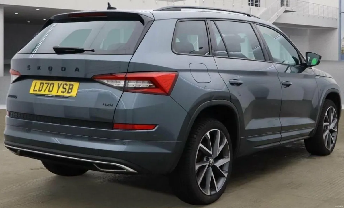 2.0 TDI SportLine SUV 5dr Diesel DSG 4WD Euro 6 (s - Image 4