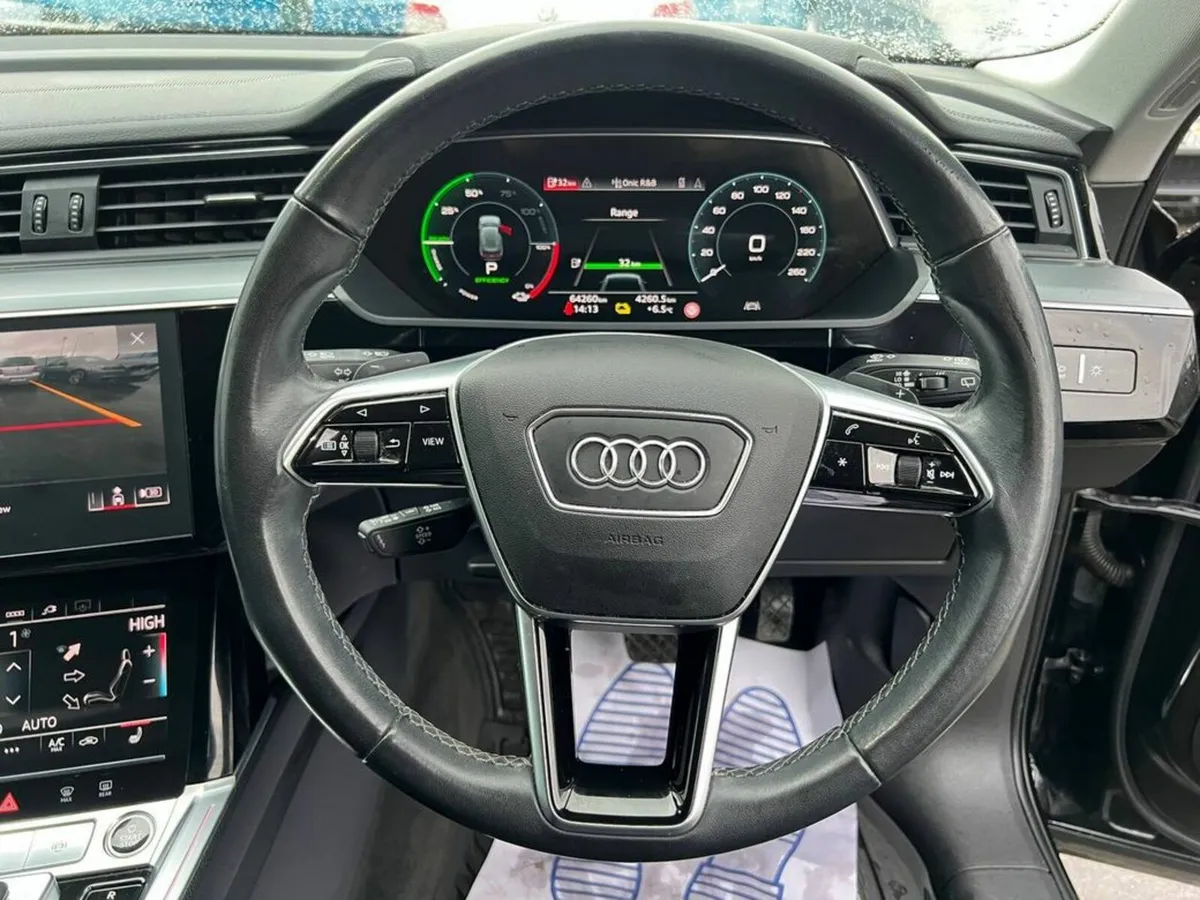 Audi Q8 E-TRON SPORT 55 QUATTRO // APPLE CARPLAY/A - Image 4