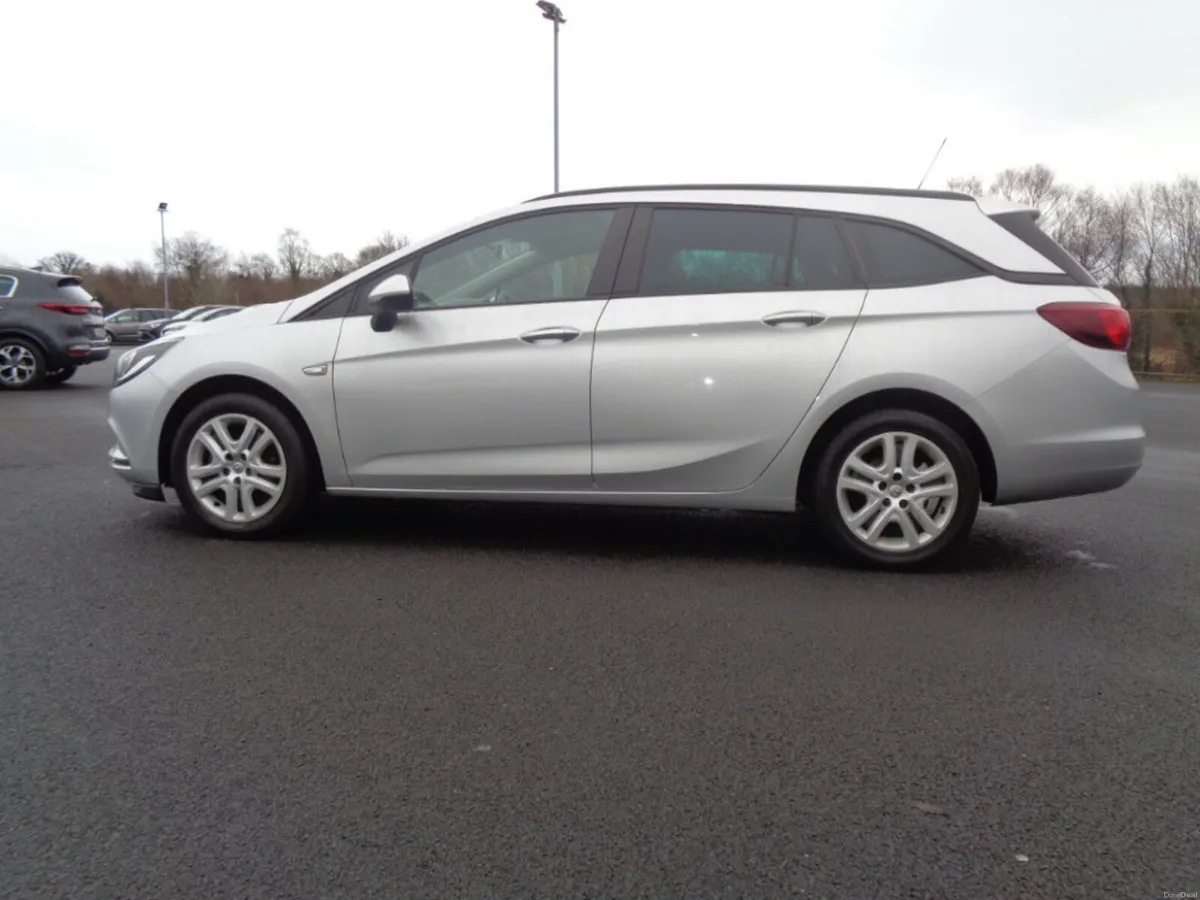 Vauxhall Astra ESTATE DESIGN 1.6 CDTI - Image 2