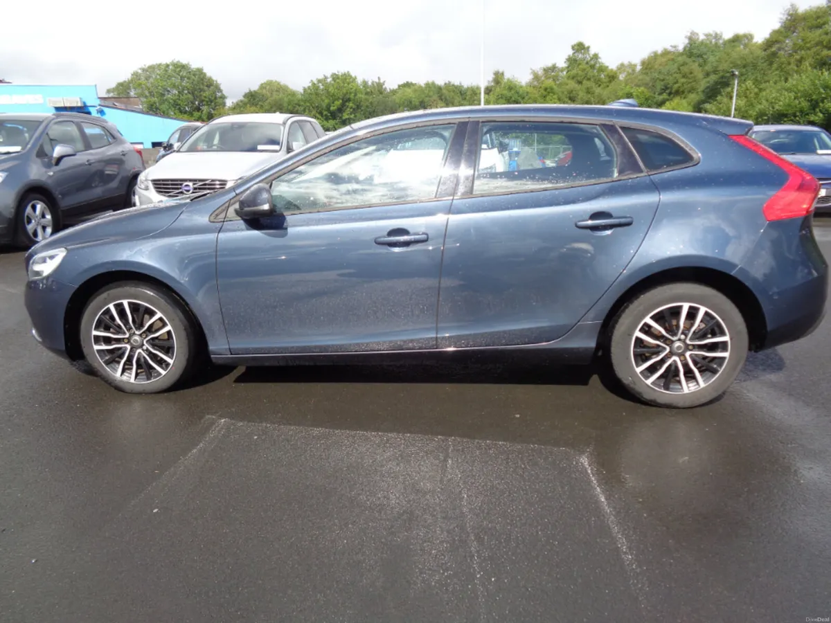 Volvo V40 D2 Momentum 120PS 5DR - Image 4