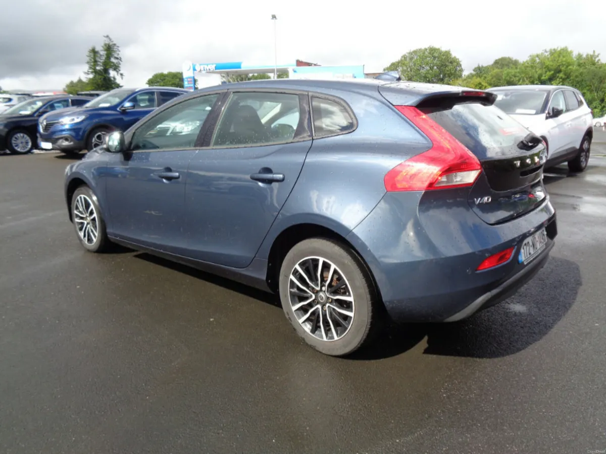 Volvo V40 D2 Momentum 120PS 5DR - Image 3