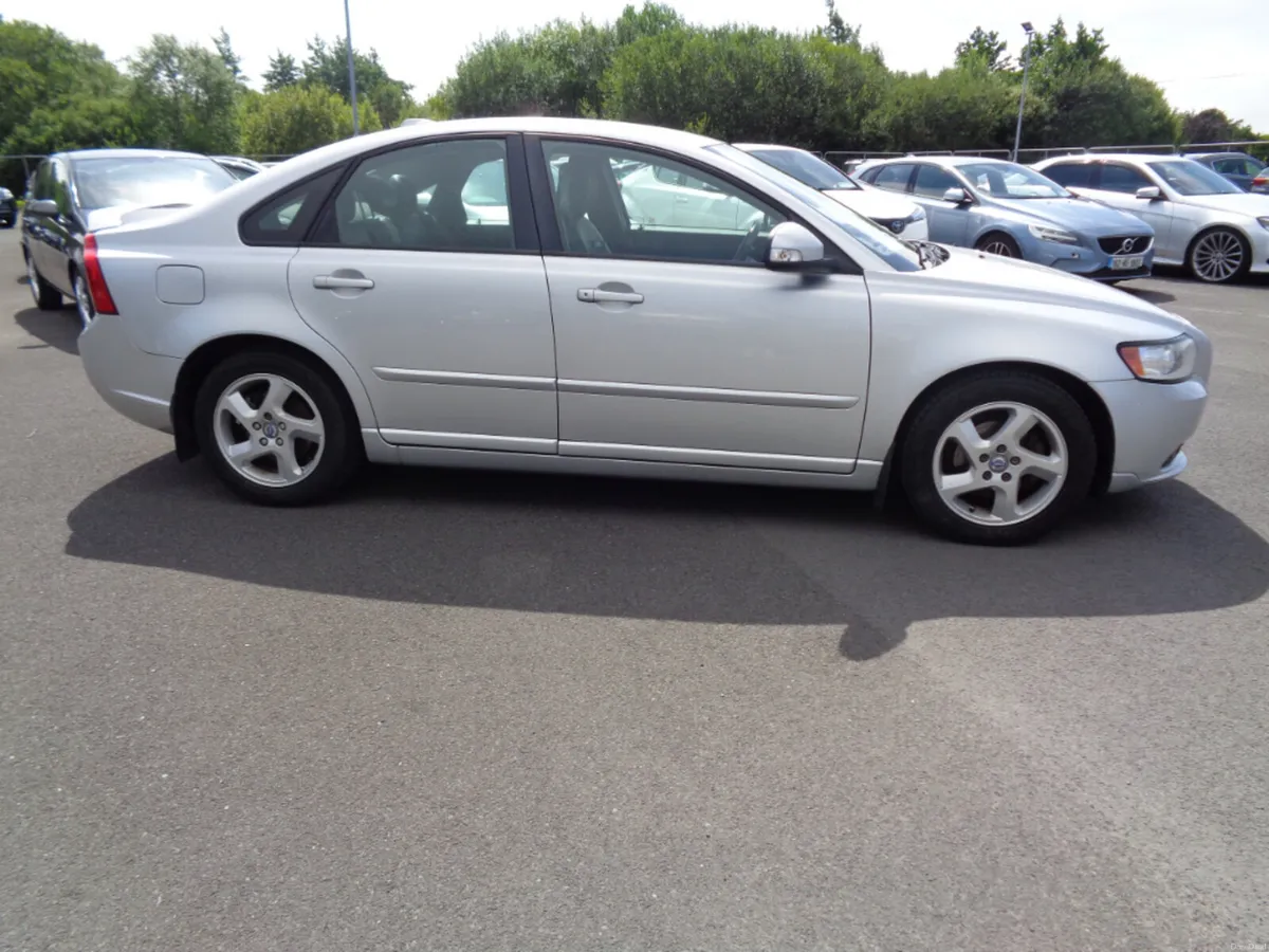 Volvo S40 D2 SE 4DR - Image 2