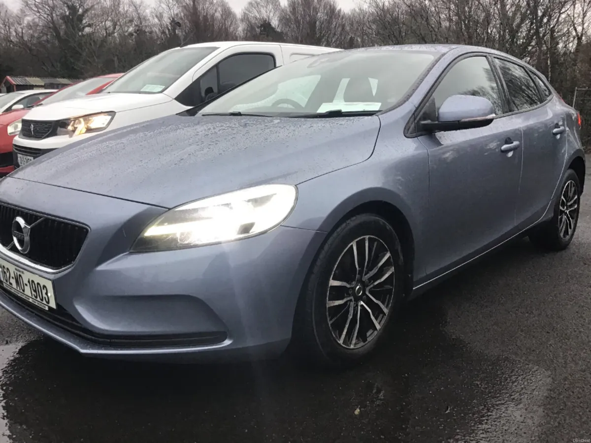 Volvo V40 2.0 D2 Momentum 120BHP 5DR - Image 3