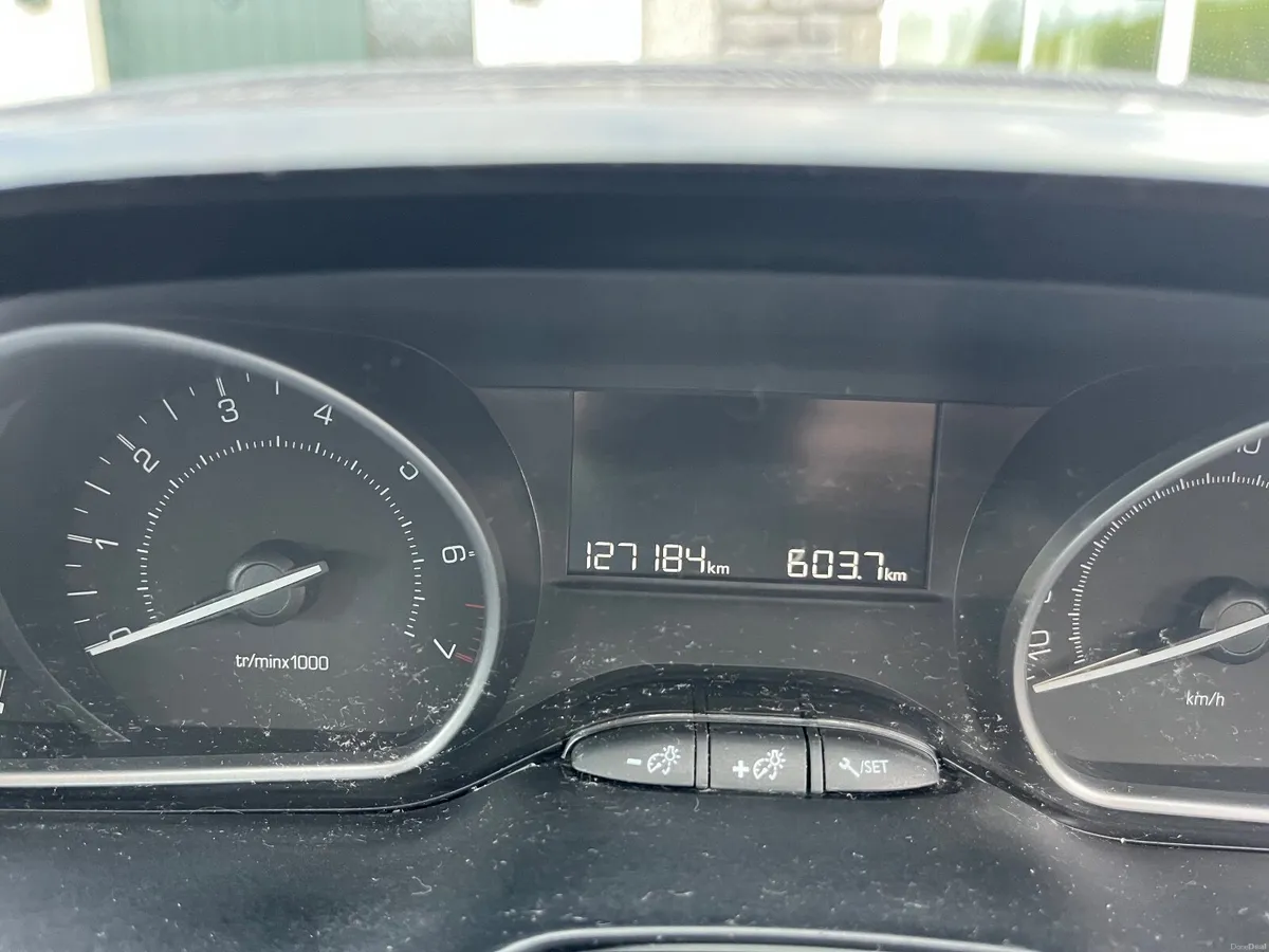 Peugeot 208 - Image 2