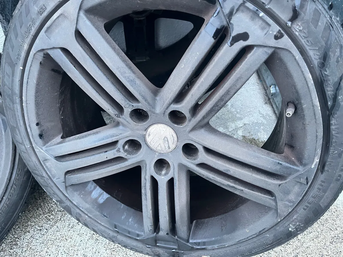 Volkswagen Golf 2011 - Image 1