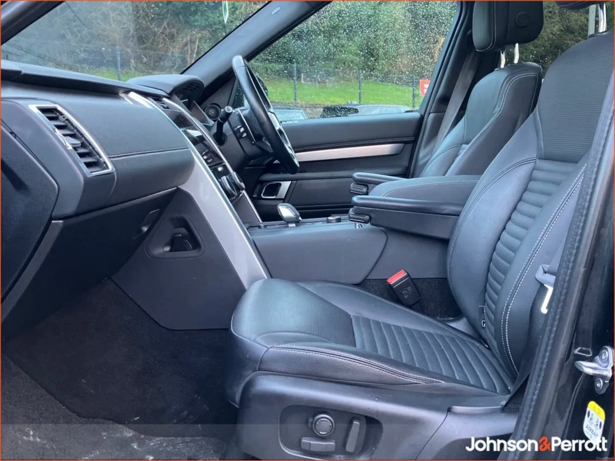 Land Rover Discovery 3.0D I6 249 PS AWD Auto R-Dyn - Image 4