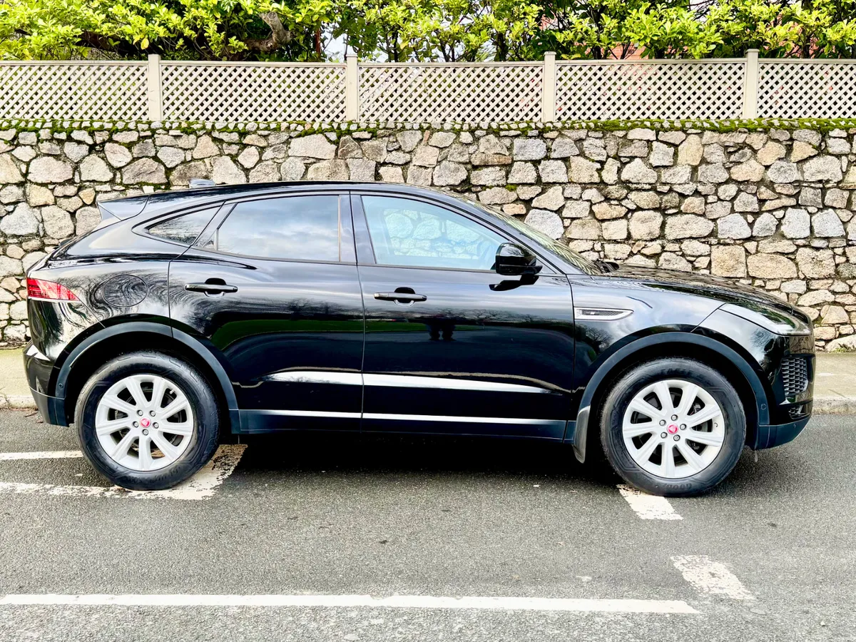 Jaguar E-Pace 2018!!AWD!!AUTO!! LOW KMS !!! - Image 4