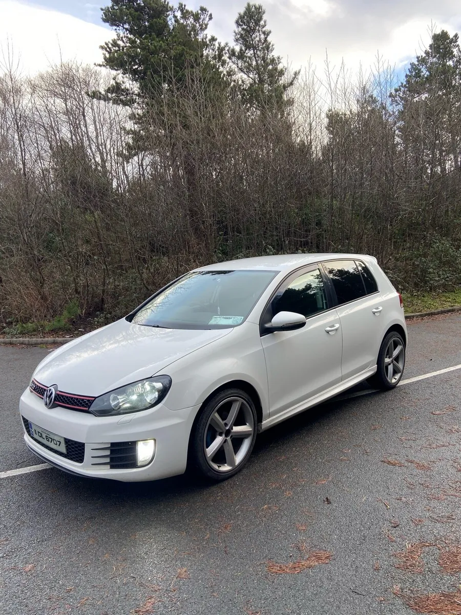 2011 Volkswagen Golf - Image 2