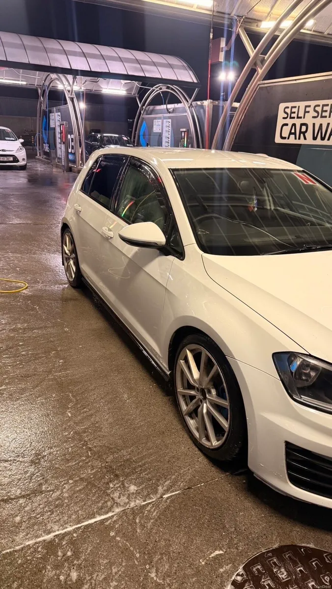 2015 Volkswagen Golf TDI - Image 2