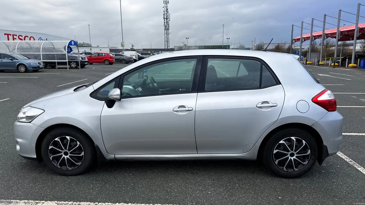 Toyota Auris 2010 - Image 2