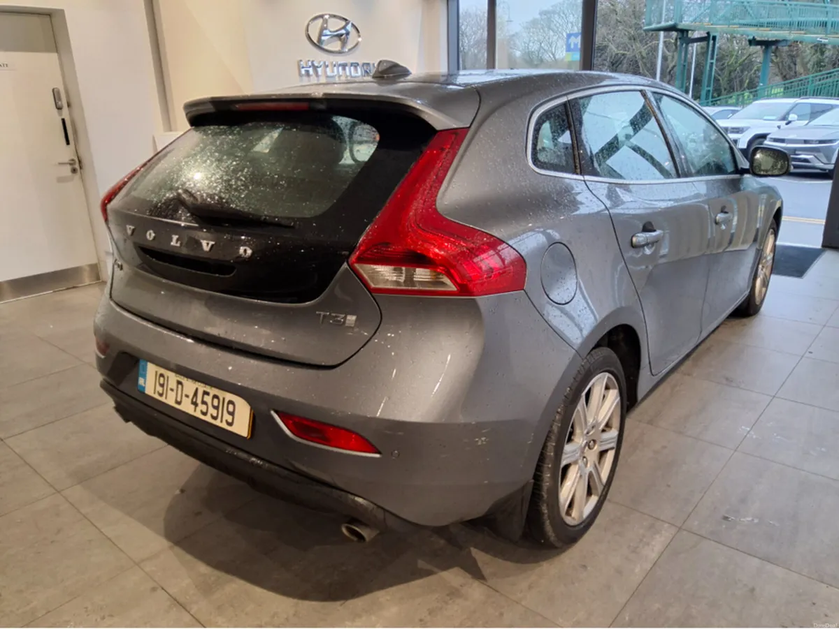 Volvo V40 T3 152 INSCRIPTION ** Very Low kms ** - Image 3