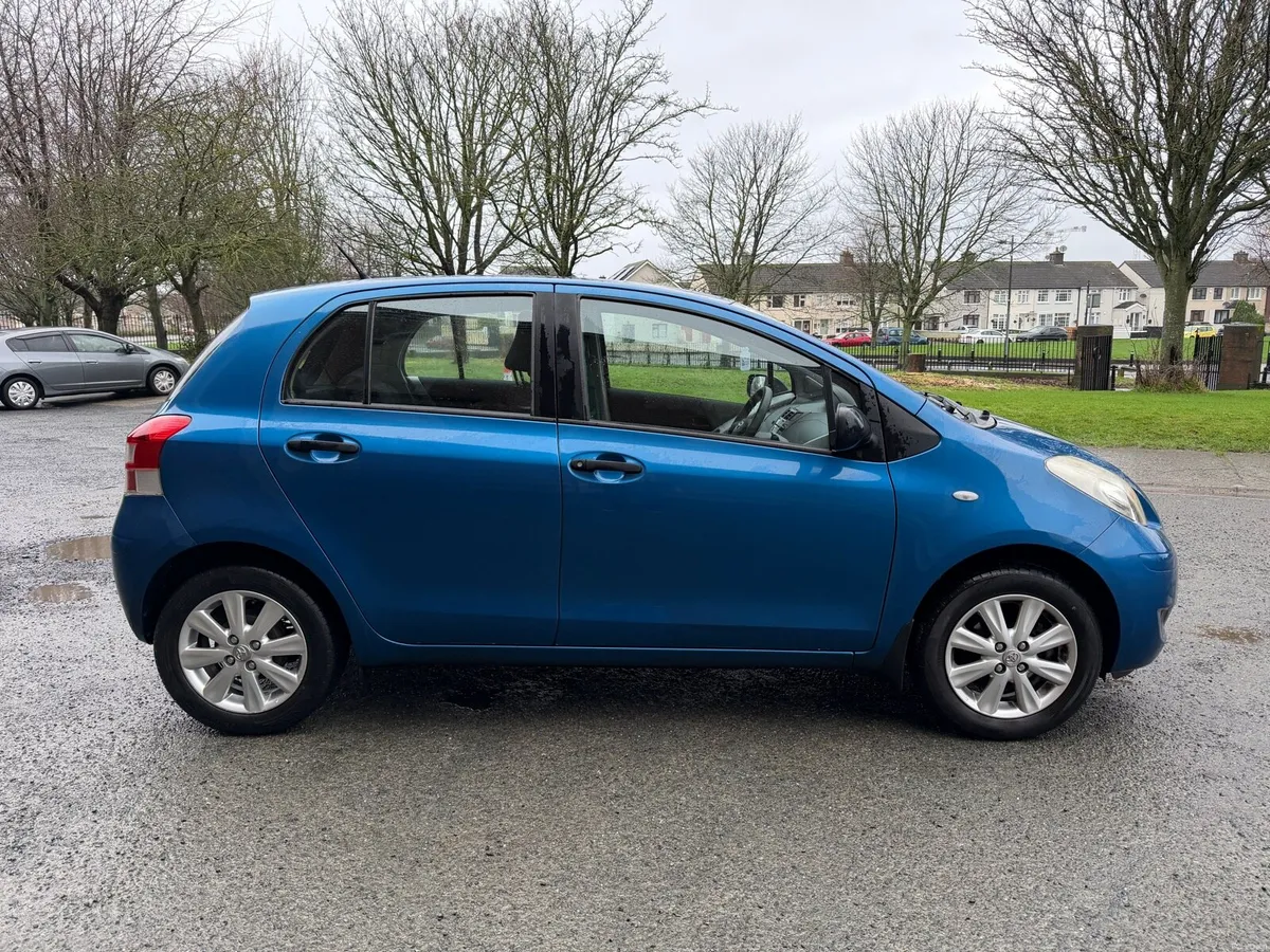 2011 Toyota Yaris - Image 2