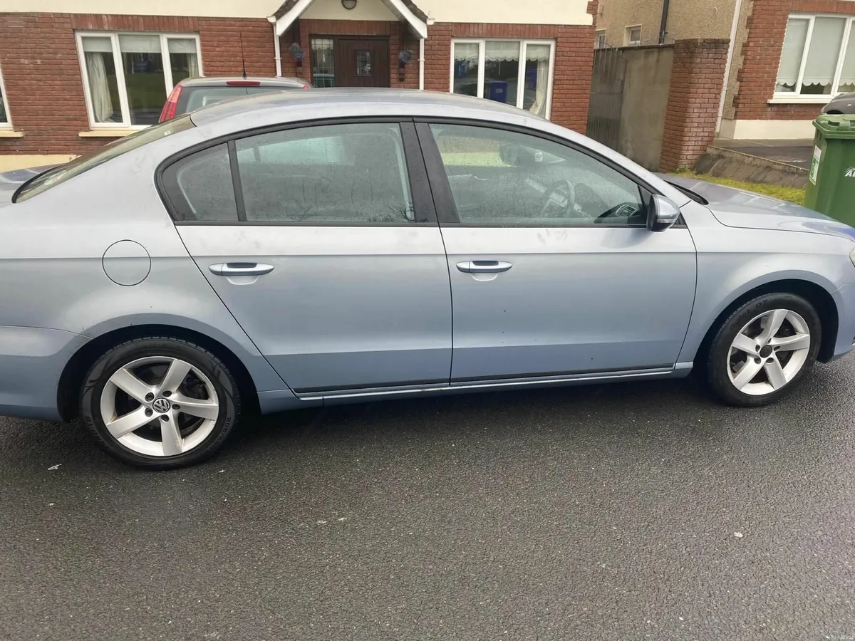 Volkswagen Passat 2012 - Image 2