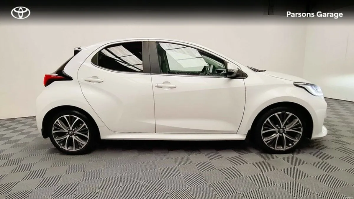 Toyota Yaris 1.5 PLATINUM 4DR AUTO - Image 3