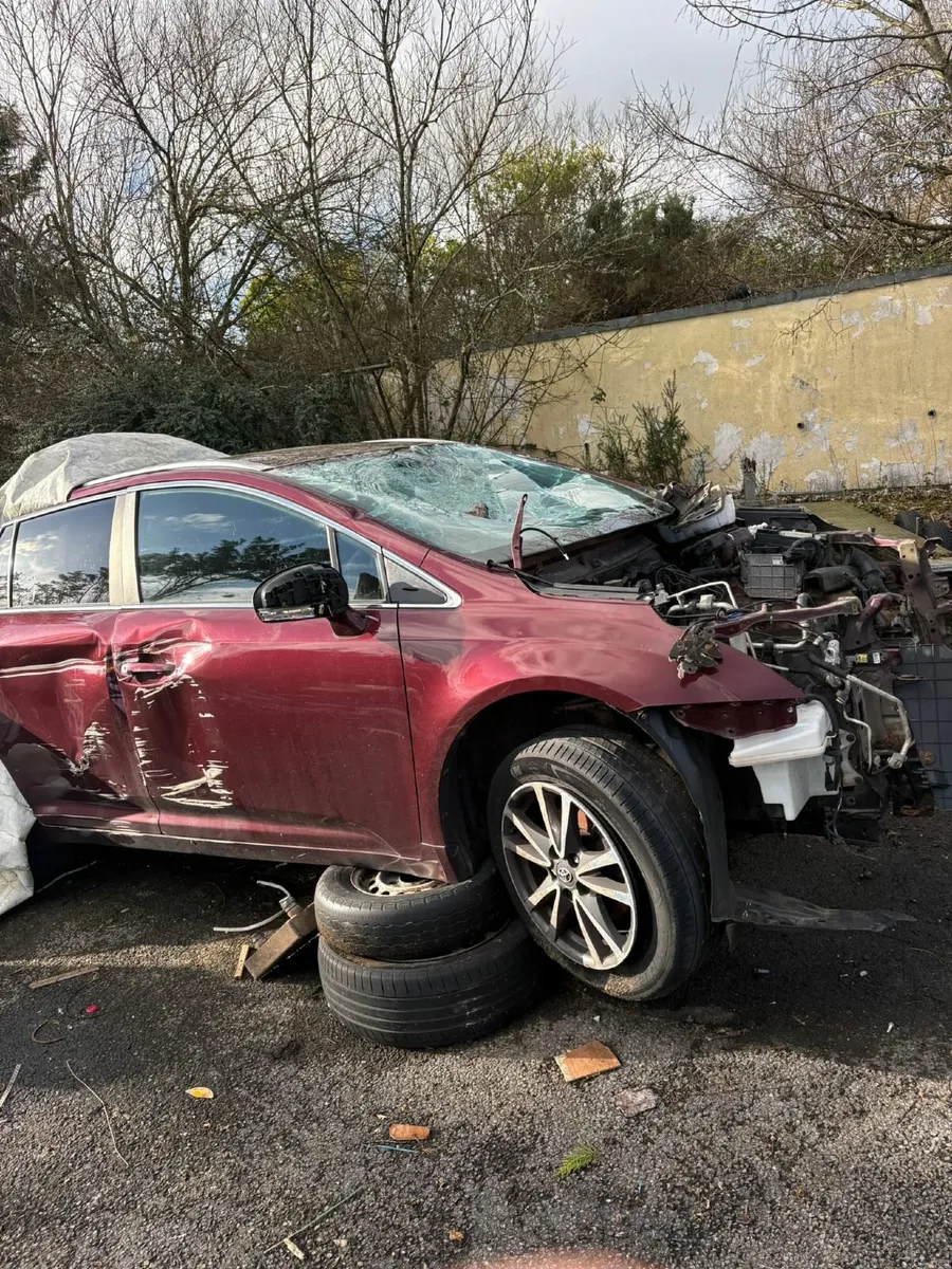 Toyota Avensis 2013 - Image 1