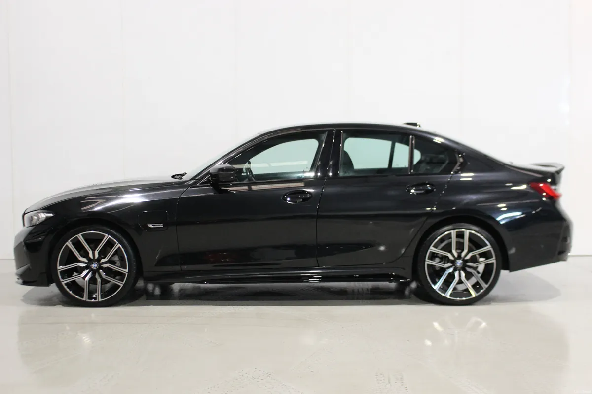 BMW 3-Series 2022 330e m sport LCI - Image 4