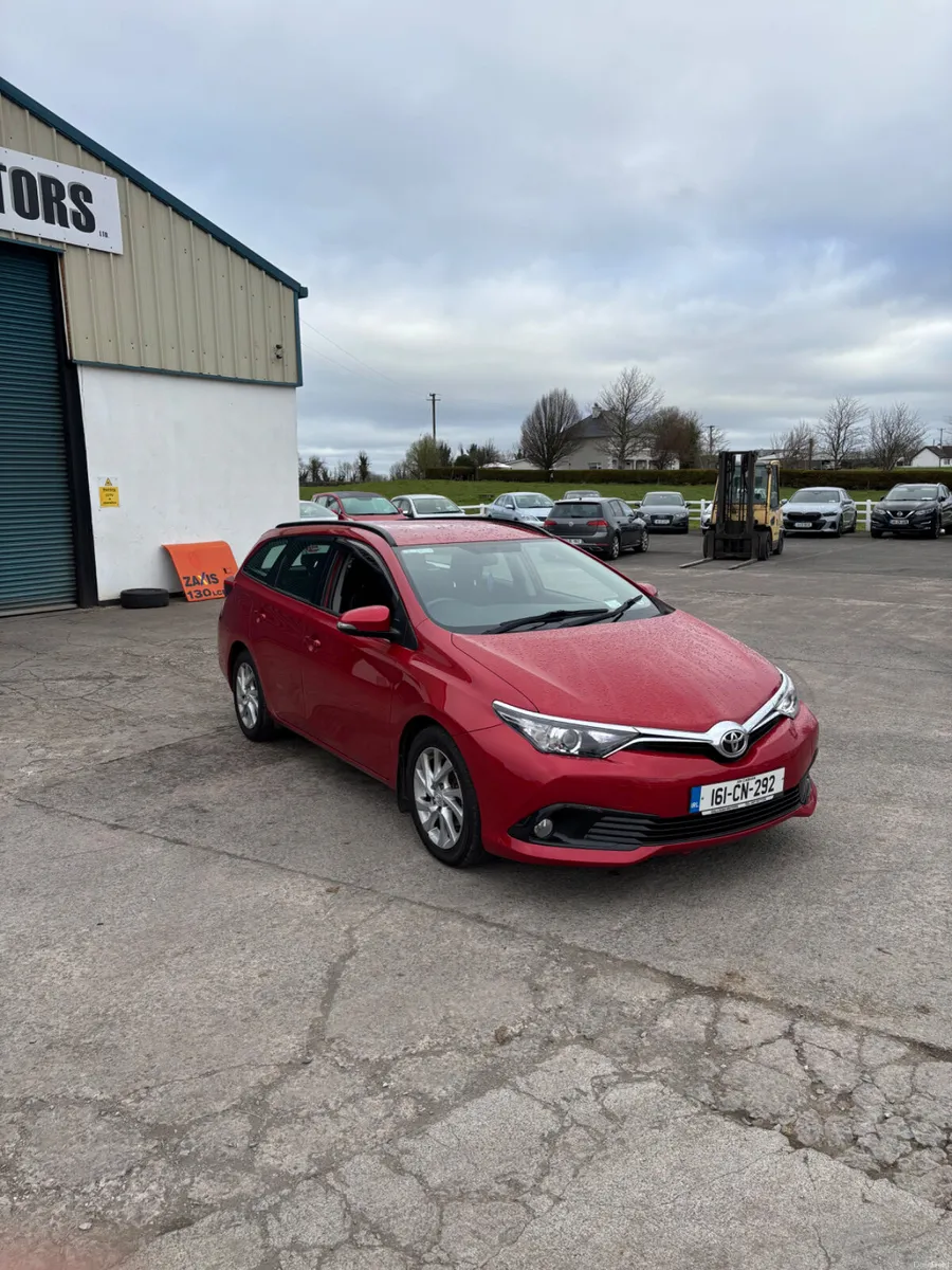 Toyota Auris 2016 - Image 2