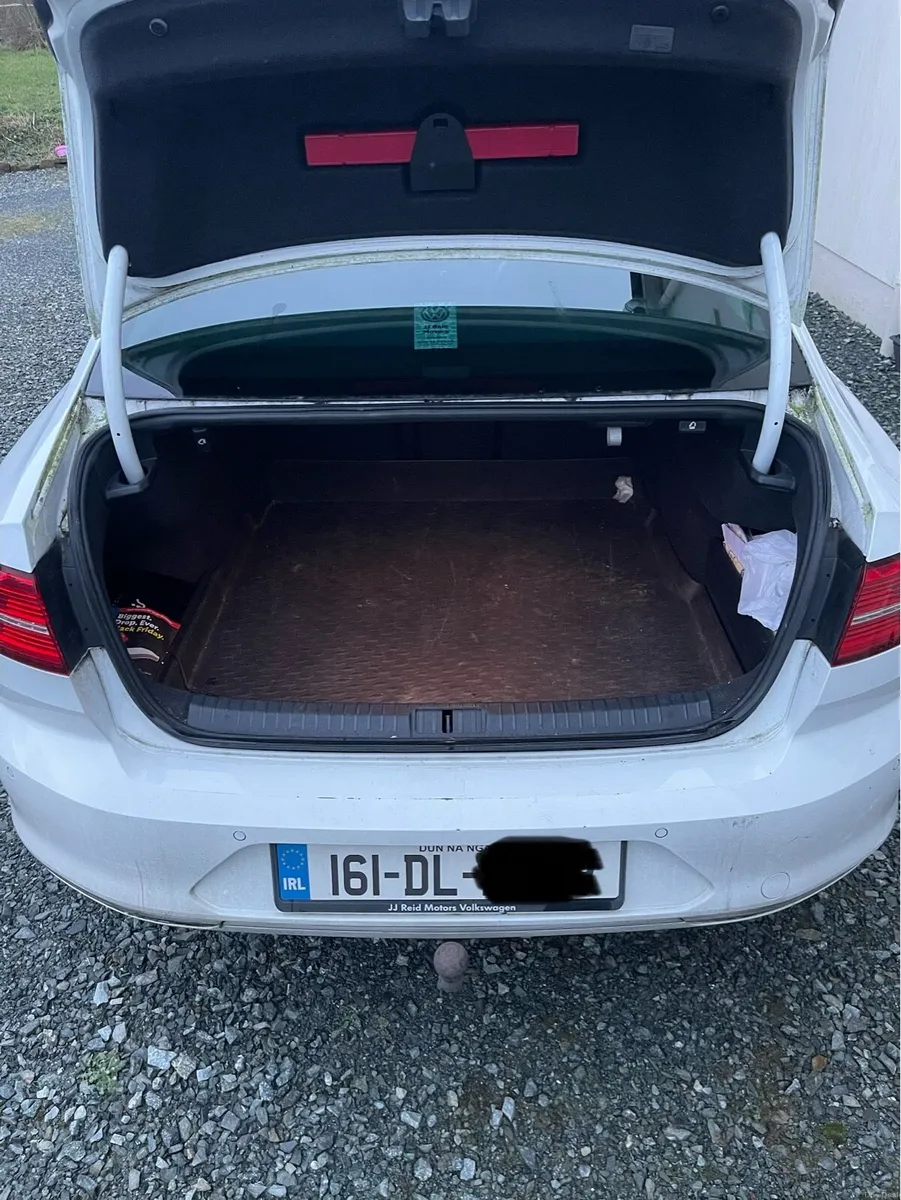 Volkswagen Passat - Image 4