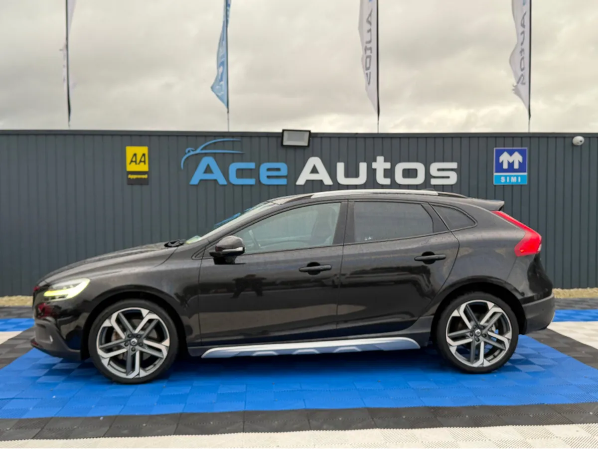 Volvo V40 CROSS COUNTRY 4WD - 2.0L DIESEL - AUTO - - Image 2