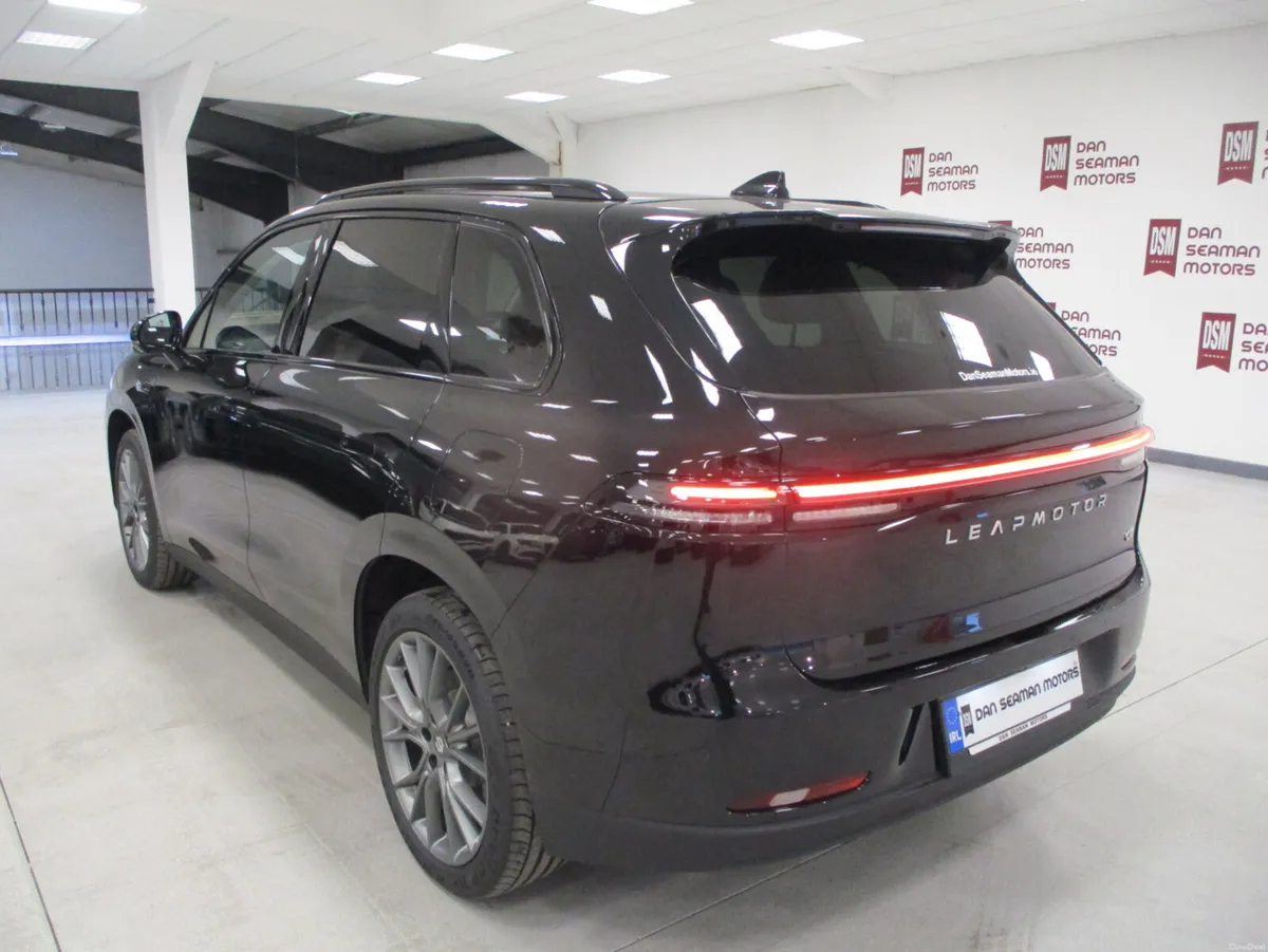 LEAPMOTOR C-10 DESIGN ELECTRIC 420KMS RANGE - Image 5