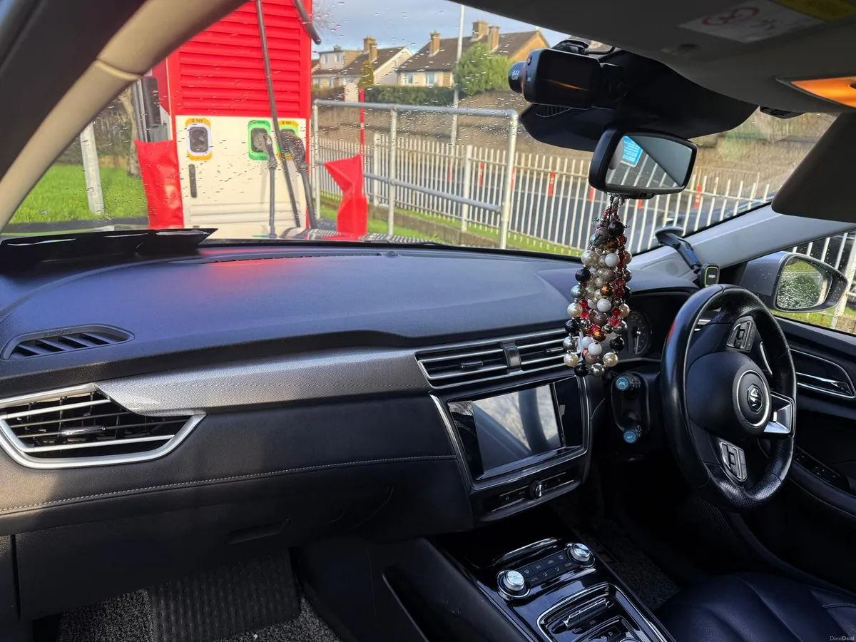 222 MG MG5 EV Exlusive Estate LEATHER PACKAGE - Image 3