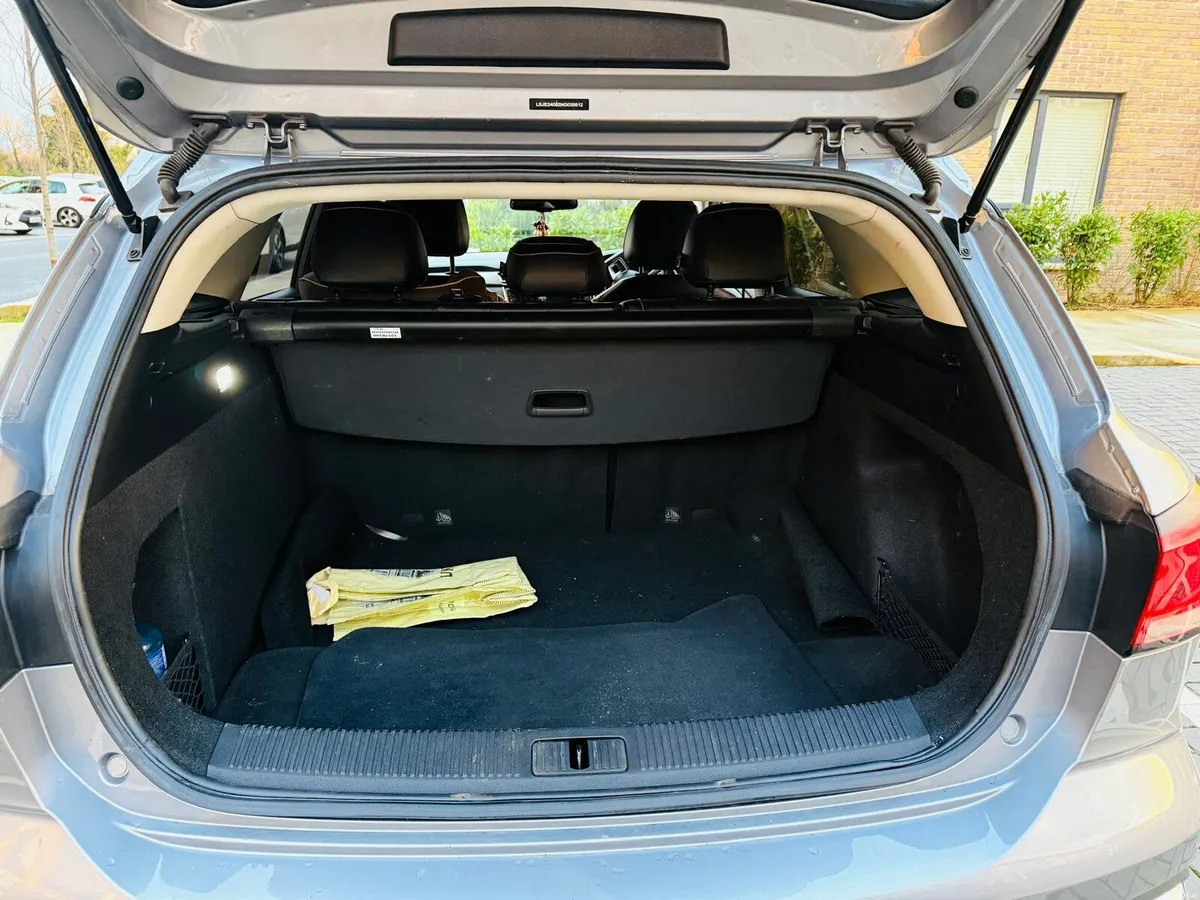 222 MG MG5 EV Exlusive Estate LEATHER PACKAGE - Image 2