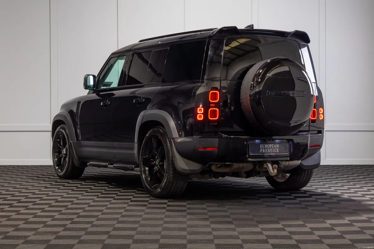 222 Land Rover Defender D300 SE 3 Seat Commercial - Image 4