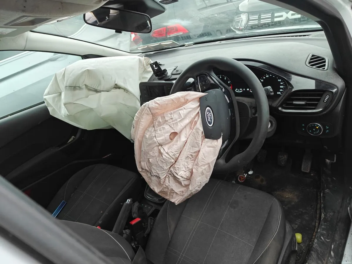 Crashed ford fiesta selling for parts - Image 4