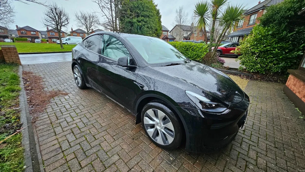 Tesla Model Y 2023 - Image 2