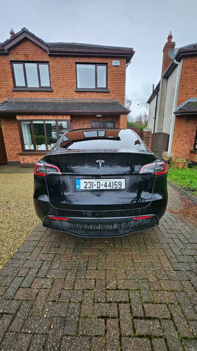 Tesla Model Y 2023 - Image 3