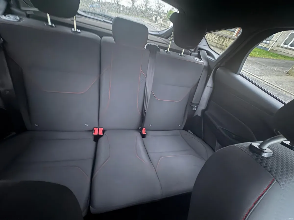 White Ford Focus ST Line - Image 4