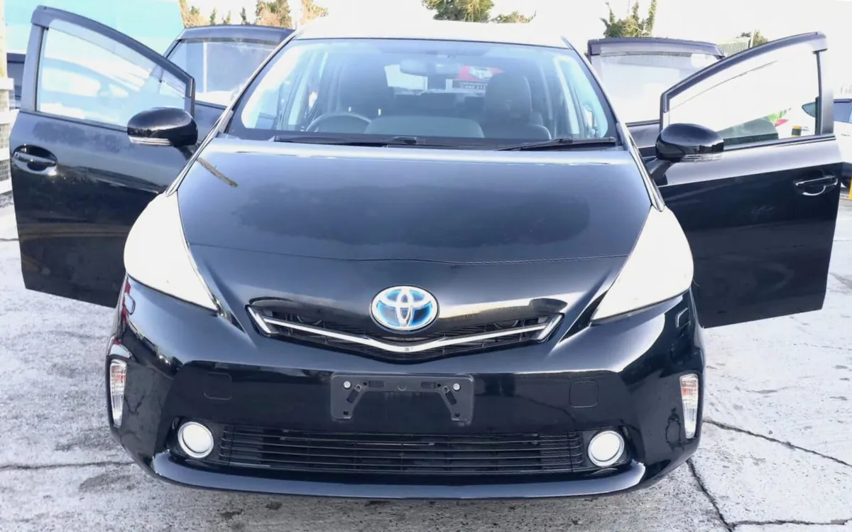 Toyota prius Alpha - Image 1