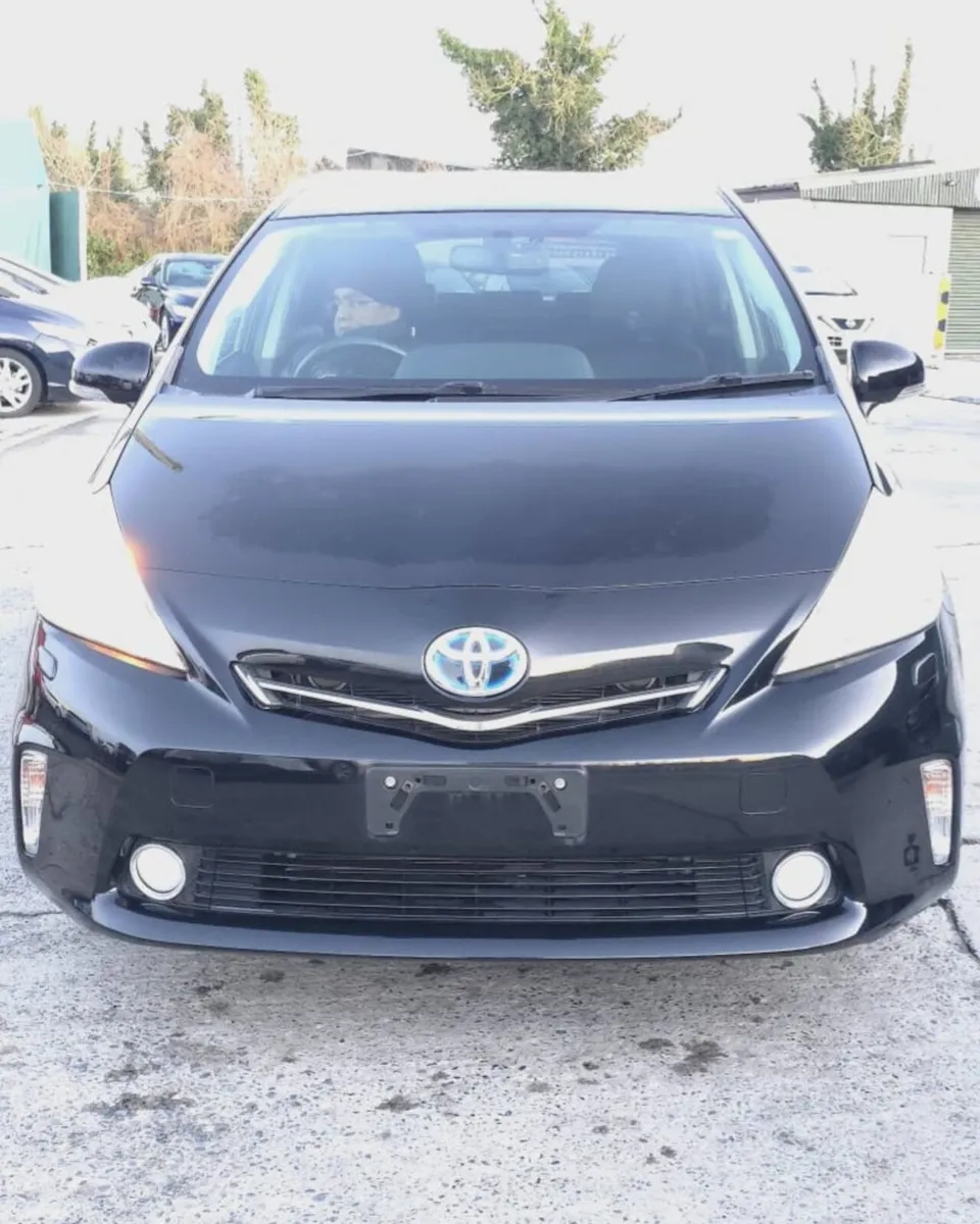 Toyota prius Alpha - Image 1