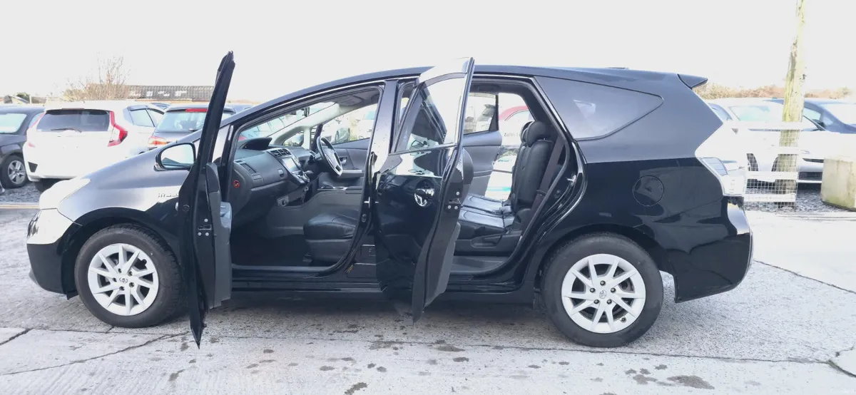 Toyota prius Alpha - Image 4