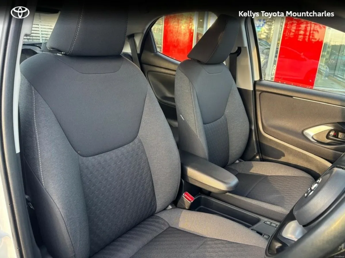 Toyota Yaris YARIS 1.5 HYBRID LUNA - Image 2