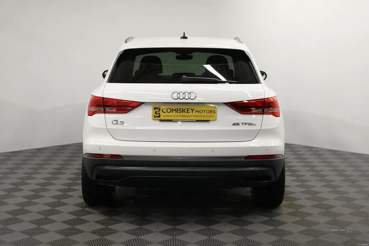 Audi Q3 TFSIe Technik - Image 5