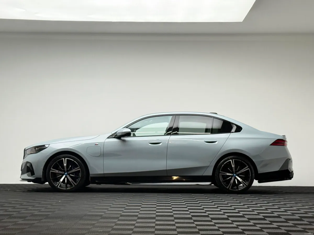 BMW 5-Series 550E M SPORT PRO XDRIVE - Image 4