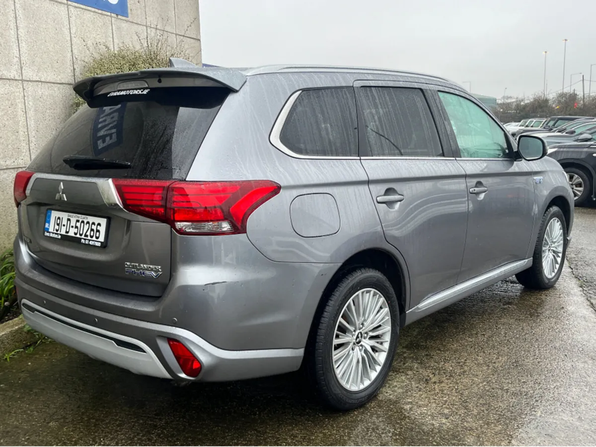 Mitsubishi Outlander JURO PHEV 221BHP 4WD HYBRID 2 - Image 4
