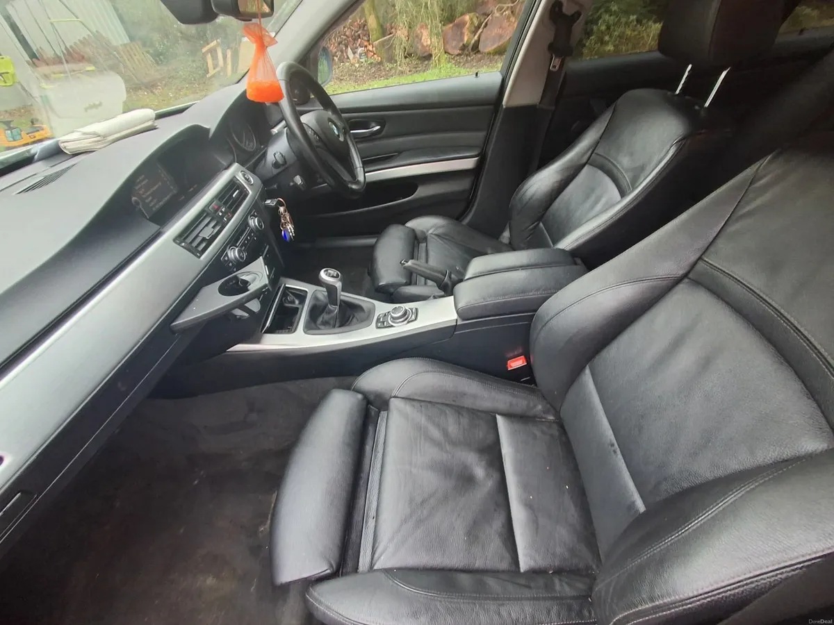 BMW 3-Series 2011 - Image 2