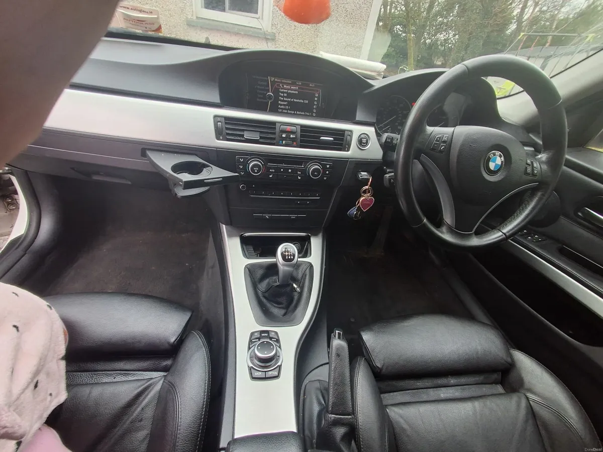 BMW 3-Series 2011 - Image 4