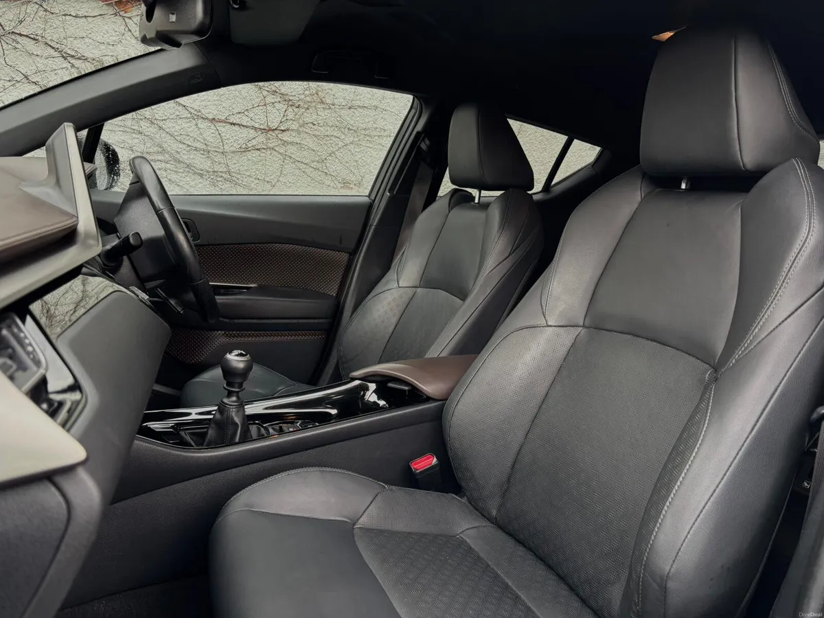 Toyota C-HR 2017 / SOL TOP SPEC / 1.2T PETROL - Image 4