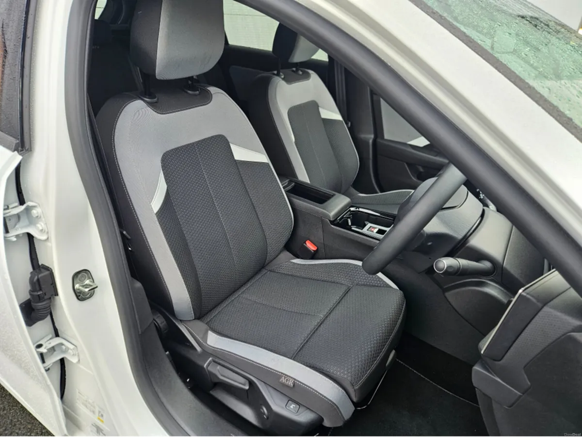 Opel Astra ELEGANCE 1.2 110PS - Image 6