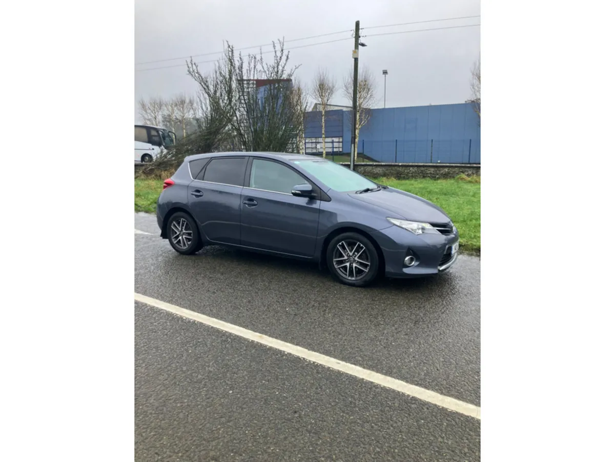 Toyota Auris 1.4 D-4D SOL 4DR 5DR - Image 3
