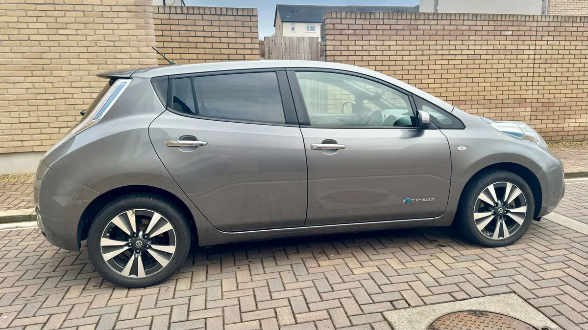 2014 Nissan Leaf Tekna - Real 120km range- 10 bars - Image 3