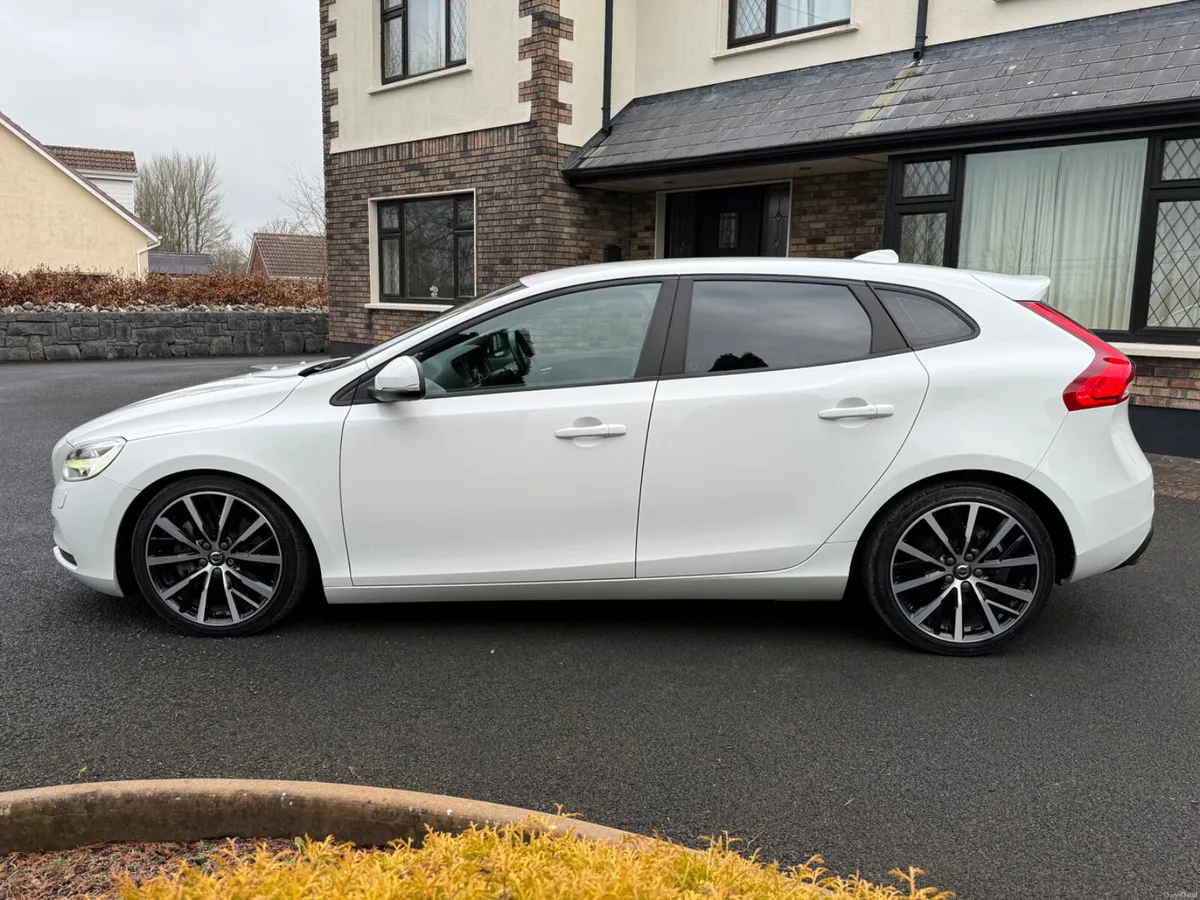 Immaculate Auto 181 Volvo V40! - Image 4