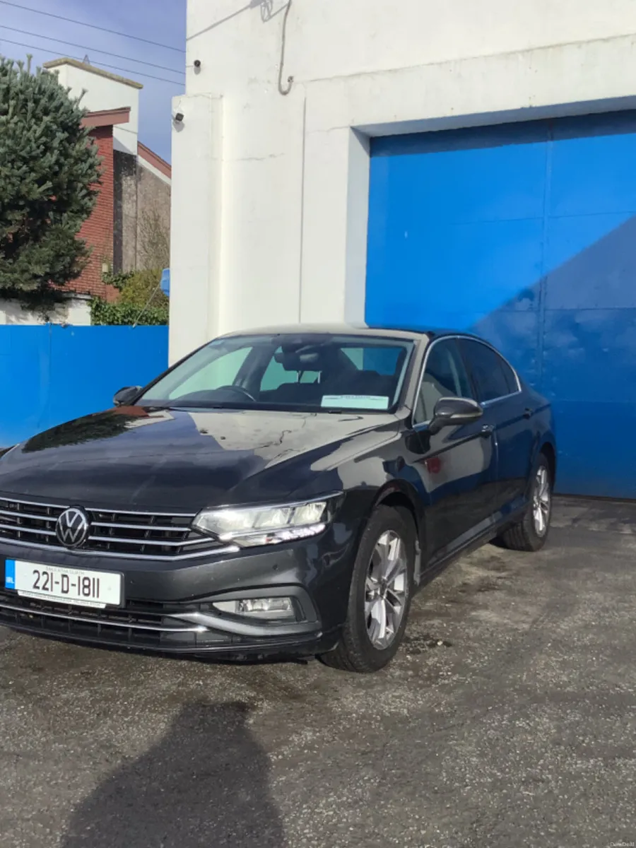 Volkswagen Passat 2022 - Image 2
