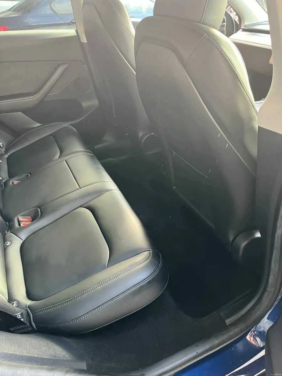 Tesla Model Y 2023 - Image 2
