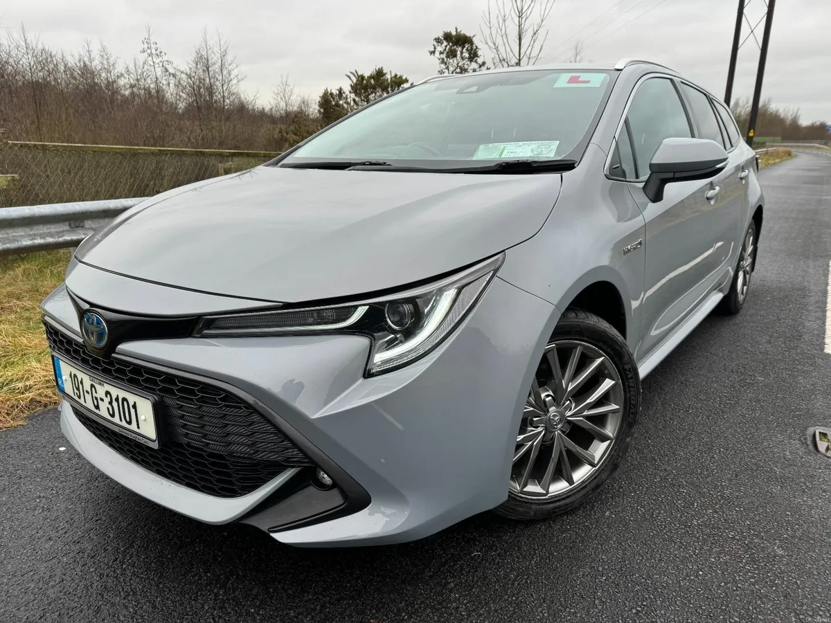 Toyota Corolla 2019 Hybrid Touring Sport - Image 2